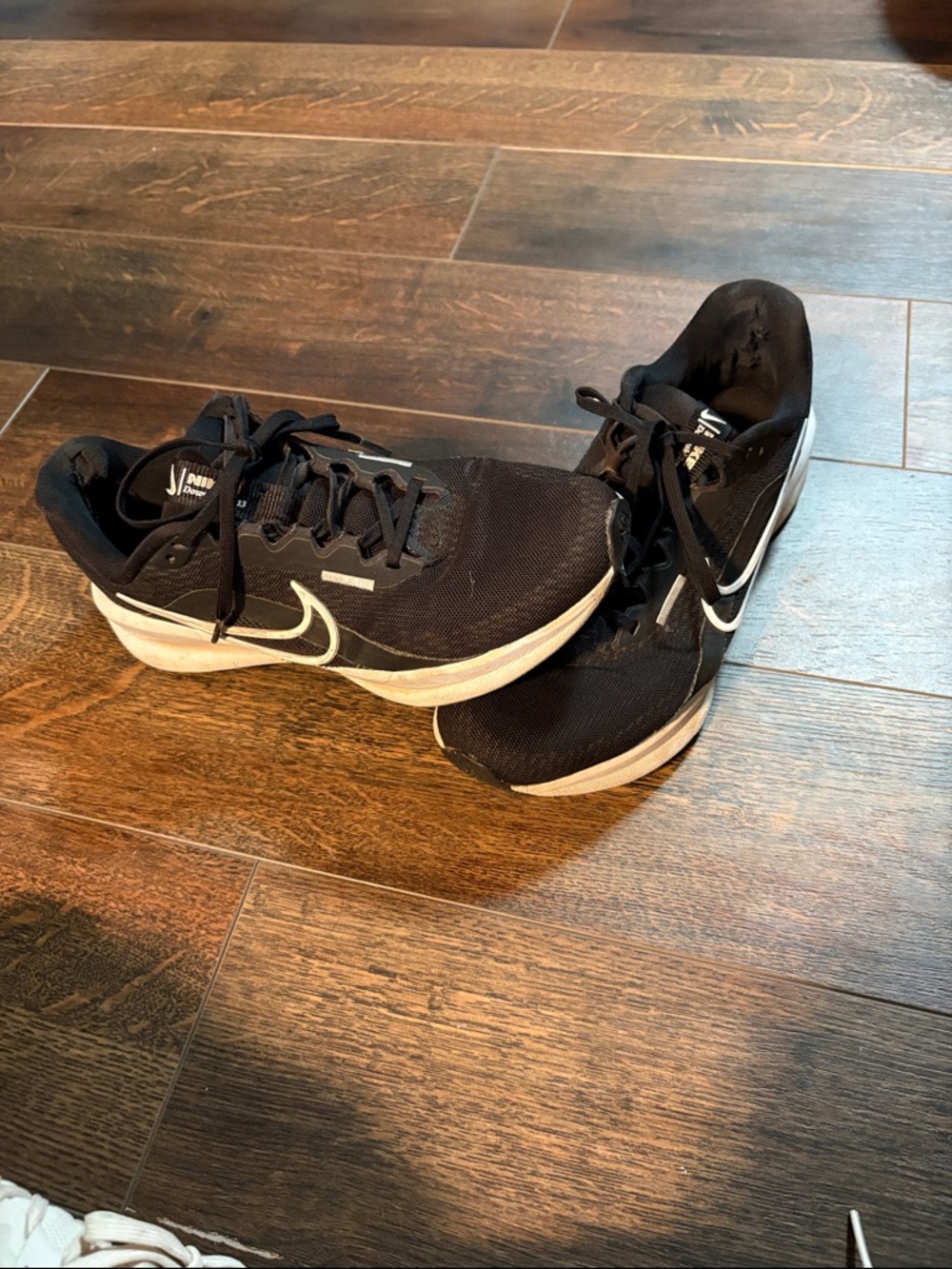 Nike women’s  Black and White Athletic size 9.5 Sneakers